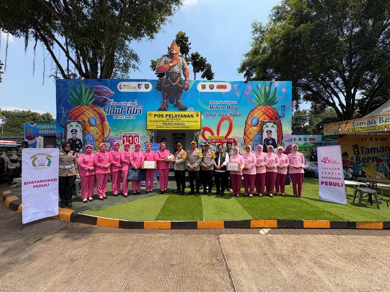 Kapolres Subang dan Ketua Bhayangkari Cab. Subang Tinjau Pos Pengamanan Ops Ketupat Lodaya 2026, Salurkan Tali Asih untuk Personel