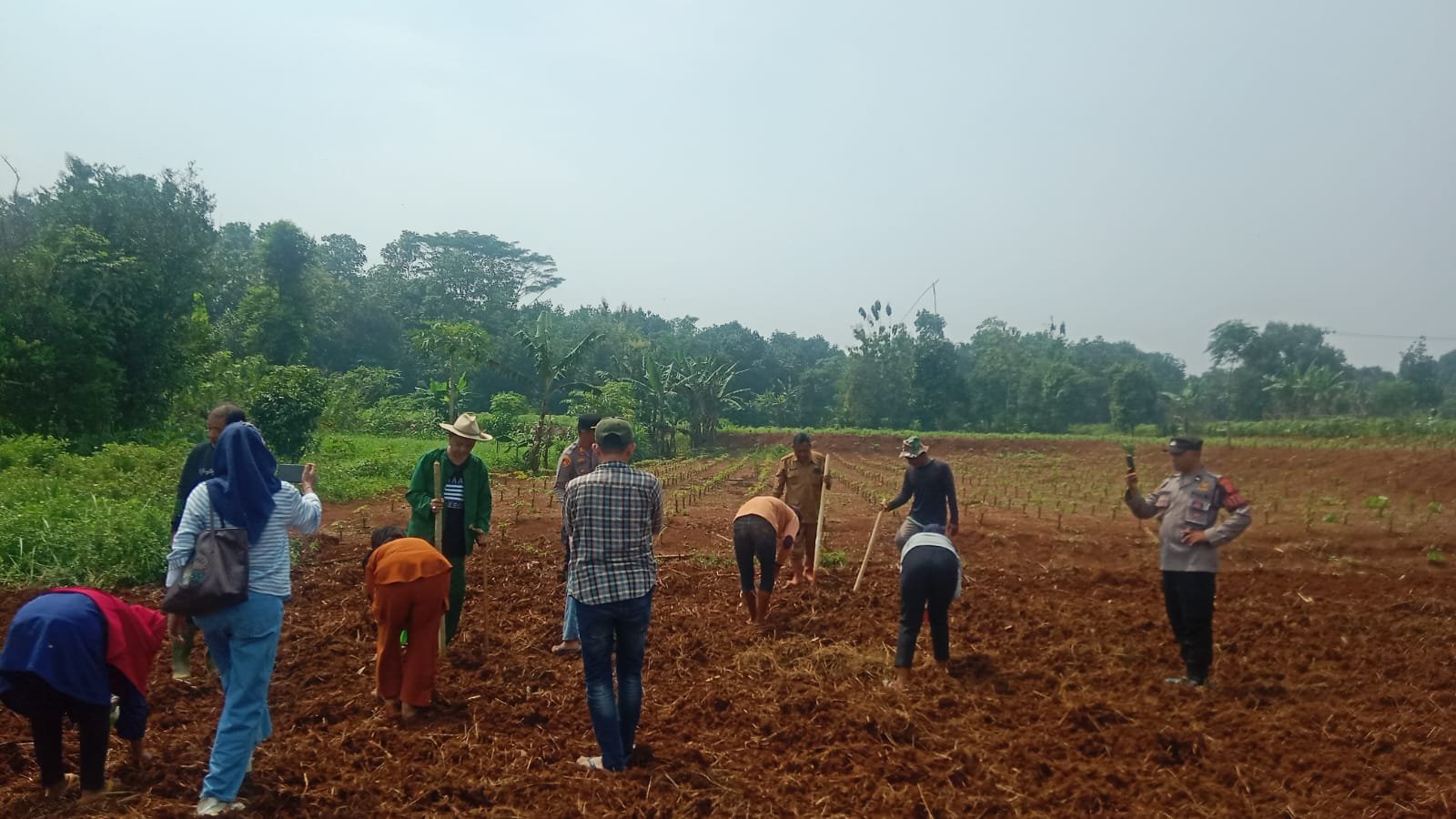 Kapolsek Purwadadi Bersama Perangkat Kecamatan Tebar Benih Ikan, Perkuat Ketahanan Pangan di Wilayah Hukum Purwadadi