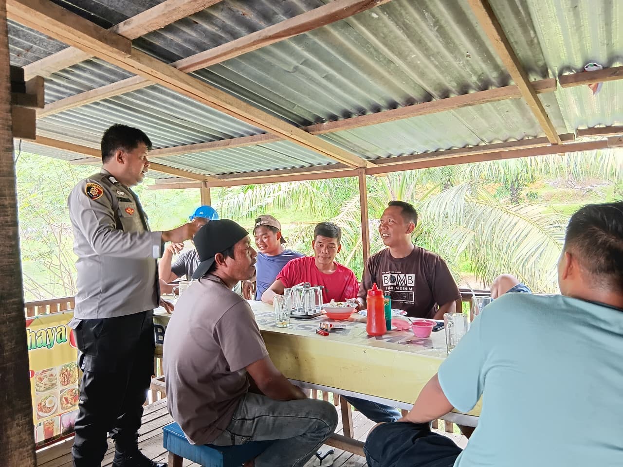 Bhabinkamtibmas Polsek Prapat Janji Laksanakan Sambang Desa dan Edukasi Anti-Hoax di Desa Sionggang