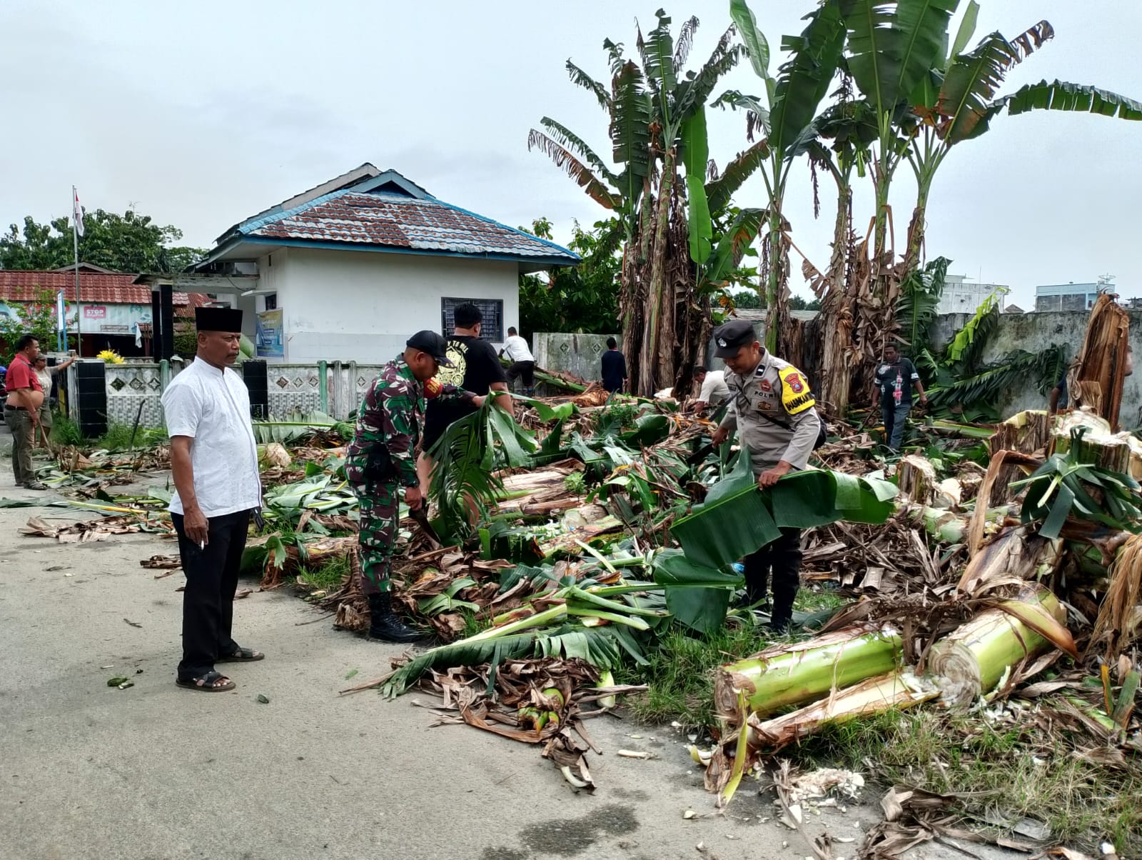 Bhabinkamtibmas Desa Pulau Rakyat Pekan Bersama Warga Gelar Gotong Royong