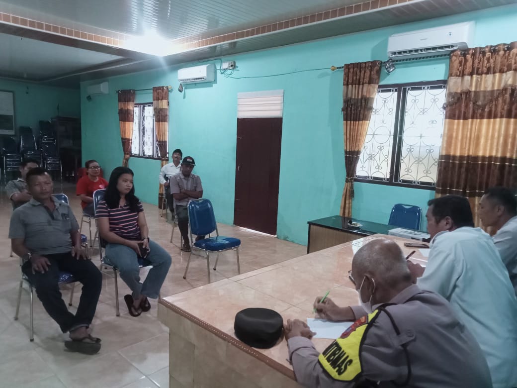 Bhabinkamtibmas Polsek Simpang Empat Mediasi Perselisihan Keluarga Terkait Pencurian Buah Sawit